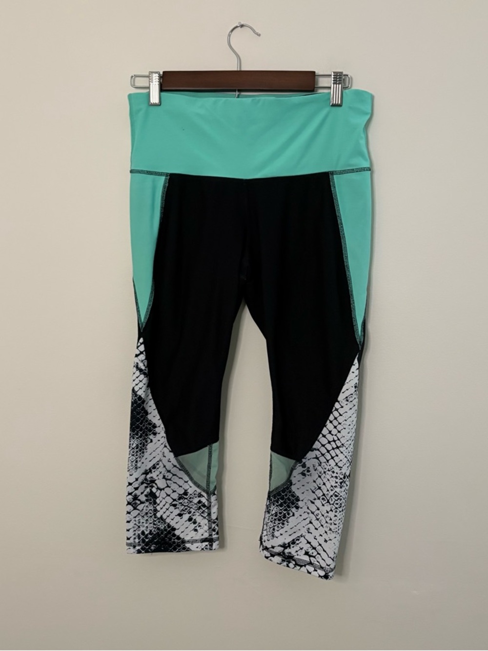 Xersion Women’s Medium Fitted Capri Pants Teal Blue Black Bright Gym Running